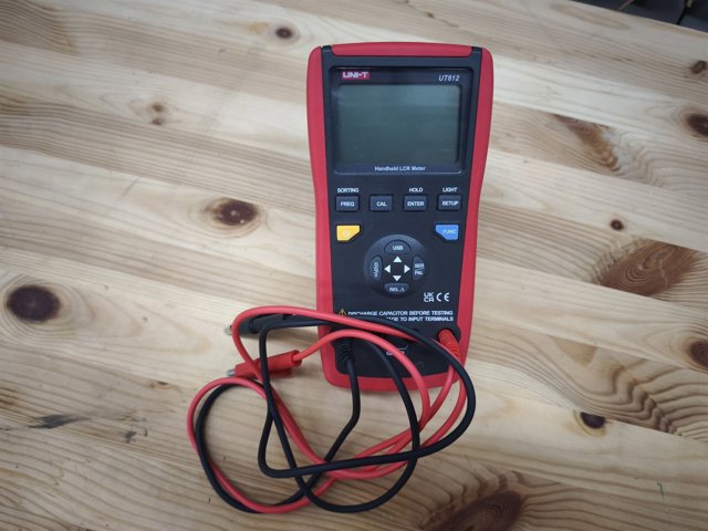 Käsi-LCR-meeter UNI-T UT612